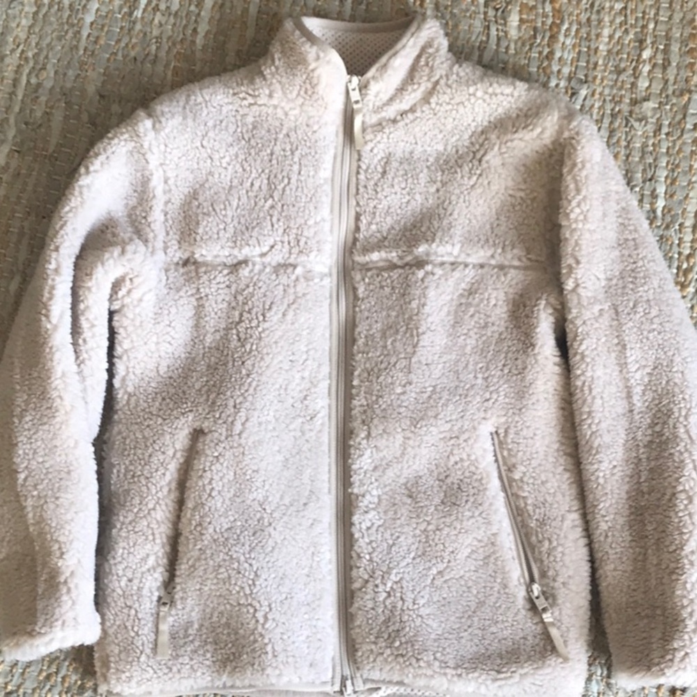 Aritzia never worn soft faux shearling jacket xs